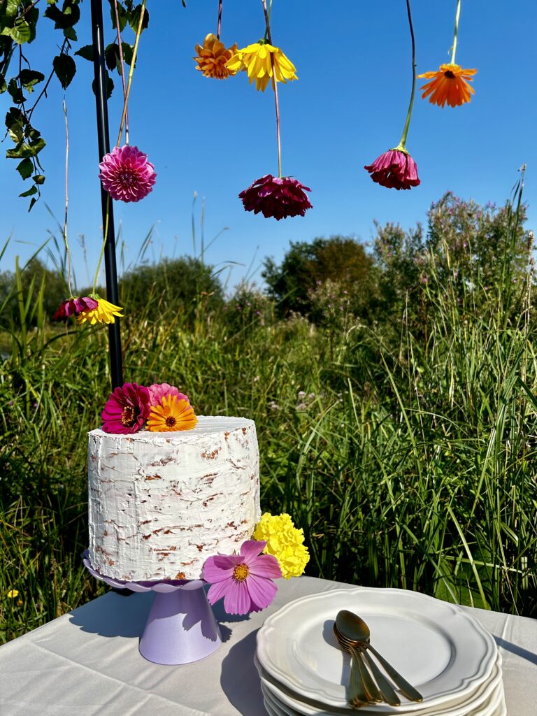 Buffet coloré et fleuri