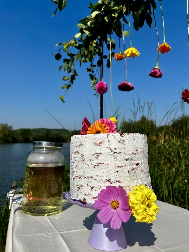 Buffet fleuri et coloré